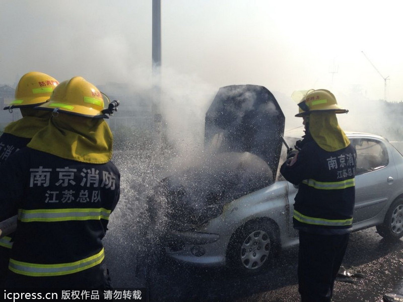 南京：標致轎車自燃面目全非 車主僥幸逃生
