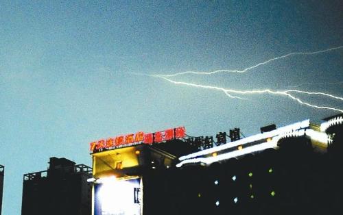 武漢一日內(nèi)高溫雷電降雨冰雹 仍難解創(chuàng)紀(jì)錄酷暑