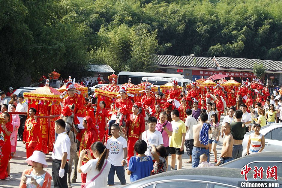 30對(duì)新人集體舉辦中式婚禮 引萬(wàn)人圍觀