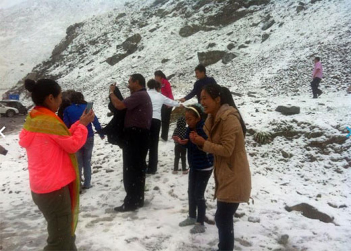 新疆八月飛雪打雪仗 內地高溫區(qū)網友羨慕不已