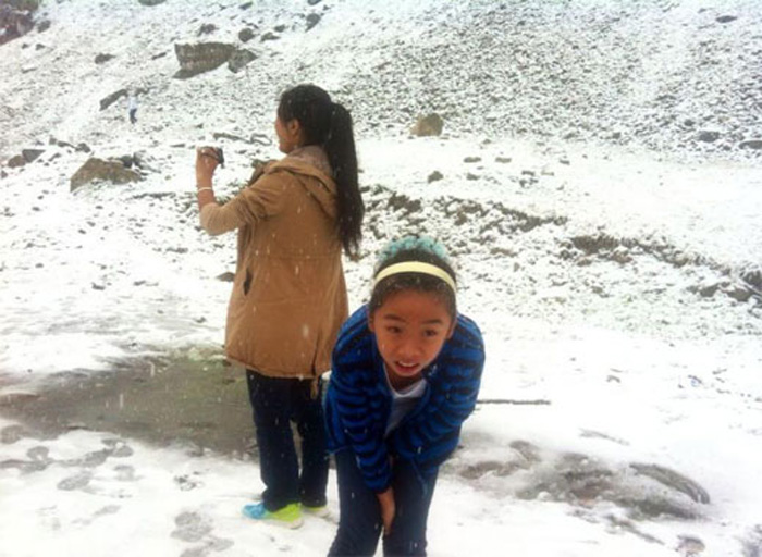 新疆八月飛雪打雪仗 內地高溫區網友羨慕不已