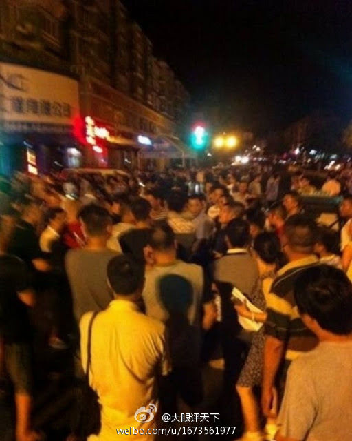 杭州街道辦官員撞車后與人爭執(zhí) 百人圍觀