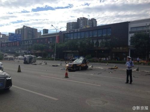 北京廣渠路三車相撞 出租車“腰斬”司機死亡