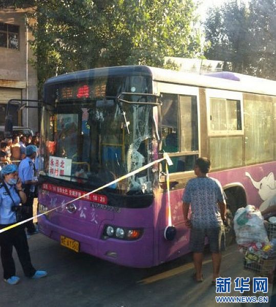 安陽(yáng)公交車持刀搶劫案致2死13傷 懸賞10萬追兇