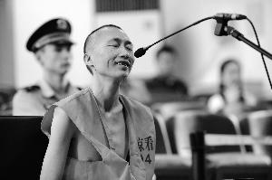 精神病人北京站釀割喉血案 受審時(shí)無法完整回答提問