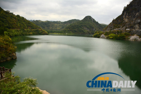 湖南漣源：國家地質公園內現1.2畝豪華墓 形似城堡