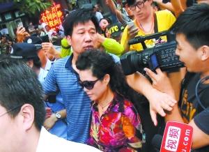 李某某庭上否認(rèn)發(fā)生性關(guān)系 5名嫌疑人均不認(rèn)罪