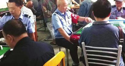 協(xié)警茶鋪“上班”？ 穿著制服搓得歡