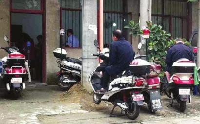 協(xié)警茶鋪“上班”？ 穿著制服搓得歡