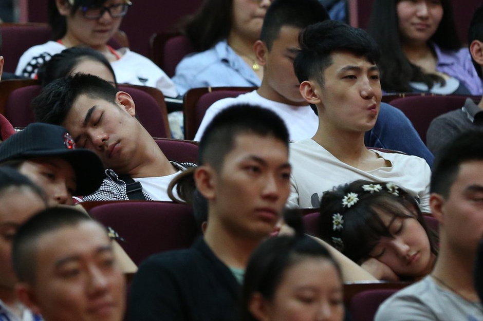 北影開學典禮臺下美女睡一片
