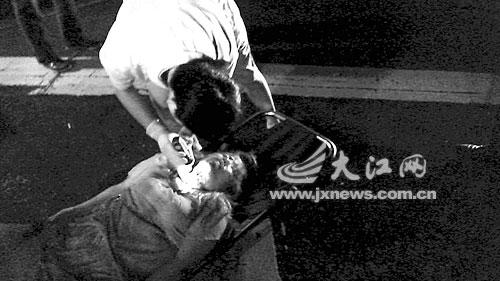 司機(jī)疲勞車撞上護(hù)欄 乘客險被擋風(fēng)玻璃割斷脖子