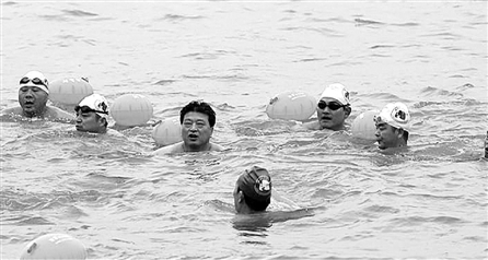 浙江15個環保局局長下河游泳 副市長市委書記領頭