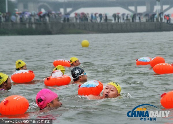 浙江蘭溪：15名環(huán)保局長(zhǎng)率千人渡江以證水質(zhì)