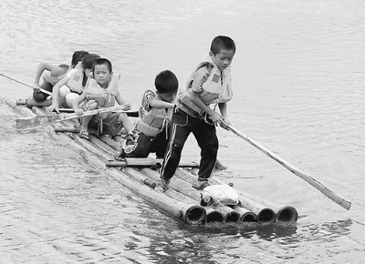 關注：小學生乘竹排上學方案：村內就近設教學點