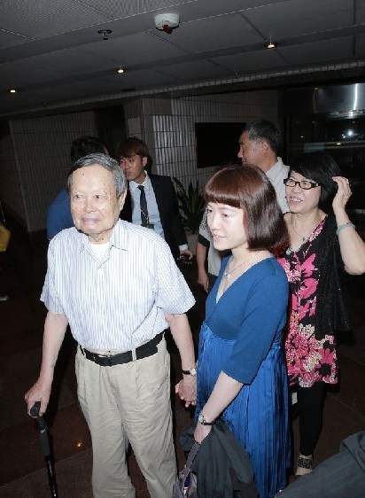 91歲楊振寧攜36歲妻子捧場劉曉慶話劇 十指緊扣顯恩愛