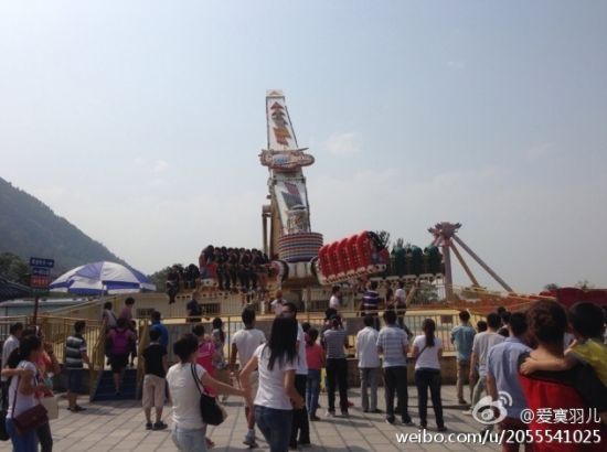 西安游樂(lè)設(shè)施運(yùn)轉(zhuǎn)時(shí)甩出3人續(xù):游客空中被嚇哭