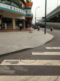 兒子超市亂拿“狼爸”罰他當街跪半小時