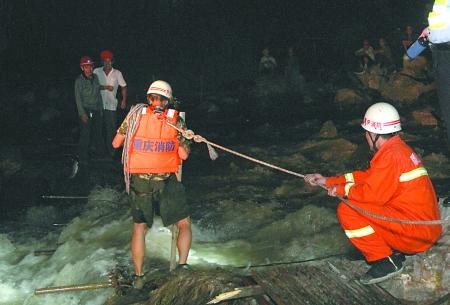河水暴漲困14人 消防結繩施救全部安全脫險(圖)
