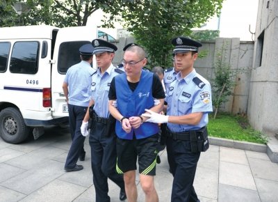 男子當街摔童案庭審 檢方建議判處死刑