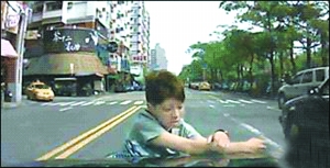 司機(jī)為防碰瓷裝行車記錄儀 其作用有限