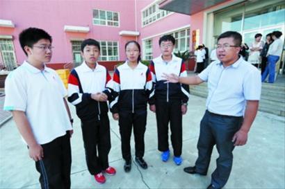 司機突然抽搐暈厥 載49名學生大巴車橋頂失控
