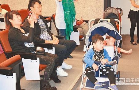 臺推出“嬰兒車電影院” 爸媽可隨意喂奶說話(圖)