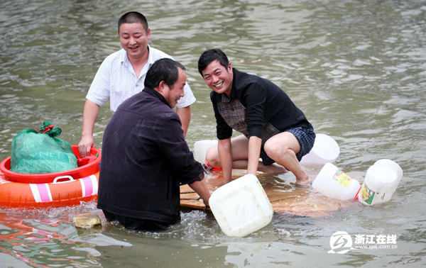 給力浙江！溫暖浙江！網友點贊洪水中的救援力量