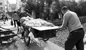 男子走路低頭玩手機(jī)險(xiǎn)被撞 受驚倒地“逼停”火車