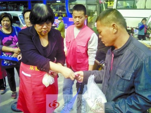 鄭州一群熱心人醫院門口免費送午餐 已堅持半年