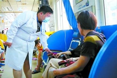 上海女醫生被病人刺傷后看心理醫生 同事買棍防身（圖）