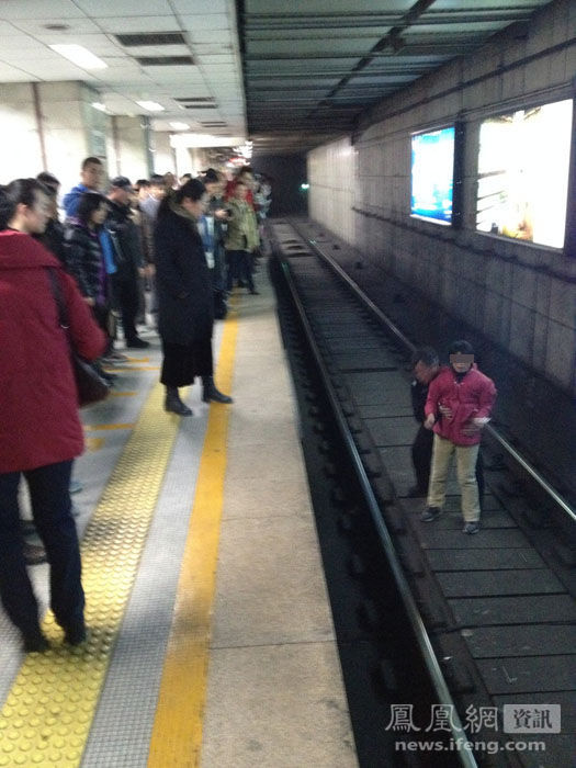 北京一女子地鐵臥軌被強(qiáng)行抱出