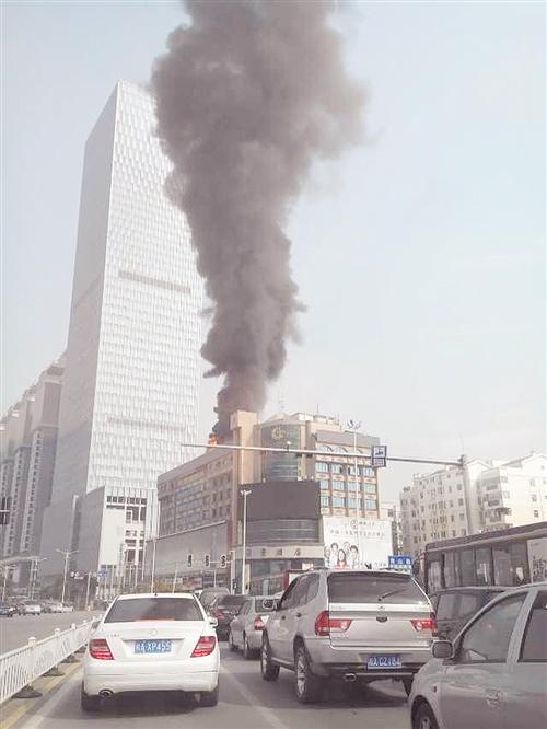 酒店頂樓突發火災 消防出動78米云梯消防車