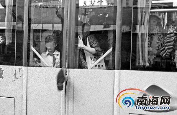 公交司機停車抓車上小偷 乘客無人幫忙抱怨耽誤時間