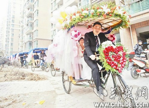 武漢城管隊(duì)員用18輛人力三輪車(chē)迎親 浪漫環(huán)保獲贊(圖)