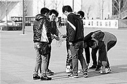 北京小伙擦凈別人吐的痰 堅持禁痰7年