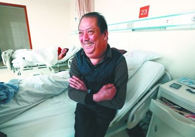 男子白酒當(dāng)茶33年喝2.4萬斤 脖子長脂肪瘤(圖)