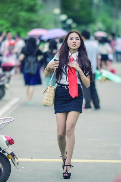 男生留言圖書(shū)館:女生穿著暴露影響學(xué)習(xí)