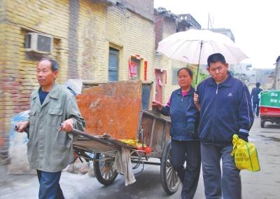 環(huán)衛(wèi)工19年前撿棄嬰 為給其治病10多年沒(méi)吃過(guò)肉