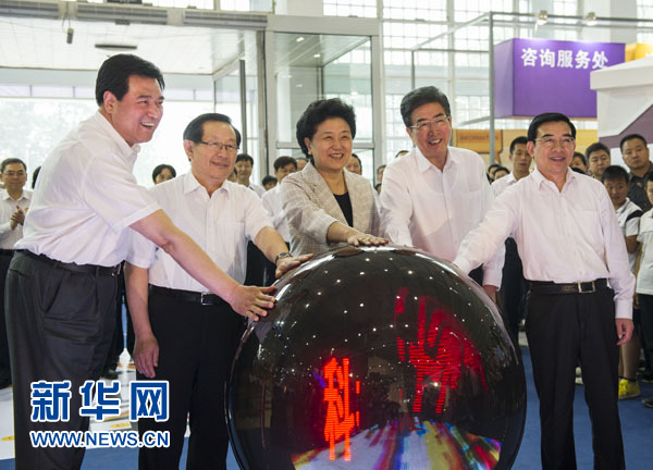 劉延?xùn)|、郭金龍參加2013年全國科技活動周現(xiàn)場活動