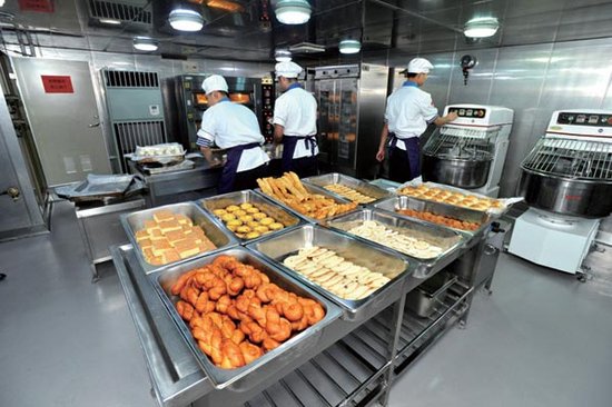 我國首艘航母遼寧艦內部曝光 3000多個艙室如同迷宮