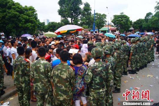 大批民眾圍堵人民銀行北海支行申貸 警方介入調(diào)查