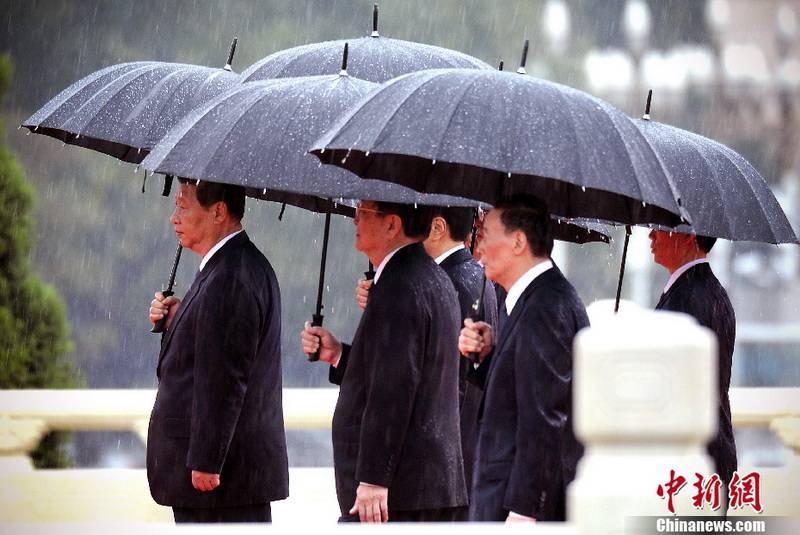 習近平等黨和國家領導人向人民英雄紀念碑敬獻花籃