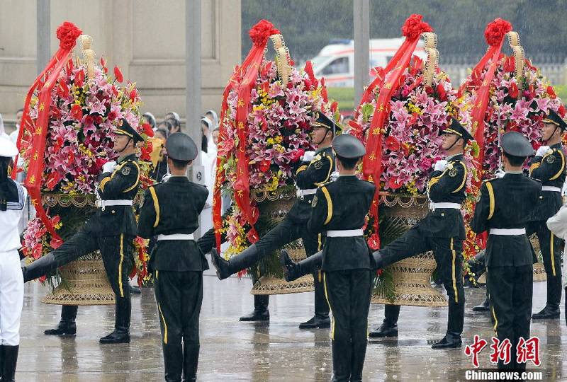 習近平等黨和國家領導人向人民英雄紀念碑敬獻花籃