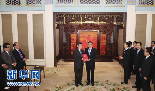 李克強向新聘國務(wù)院參事、中央文史研究館館員頒發(fā)聘書