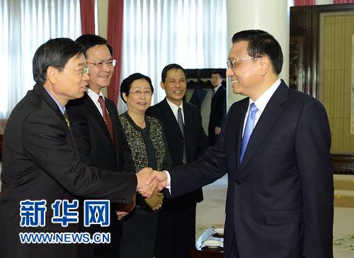 李克強向新聘國務(wù)院參事、中央文史研究館館員頒發(fā)聘書