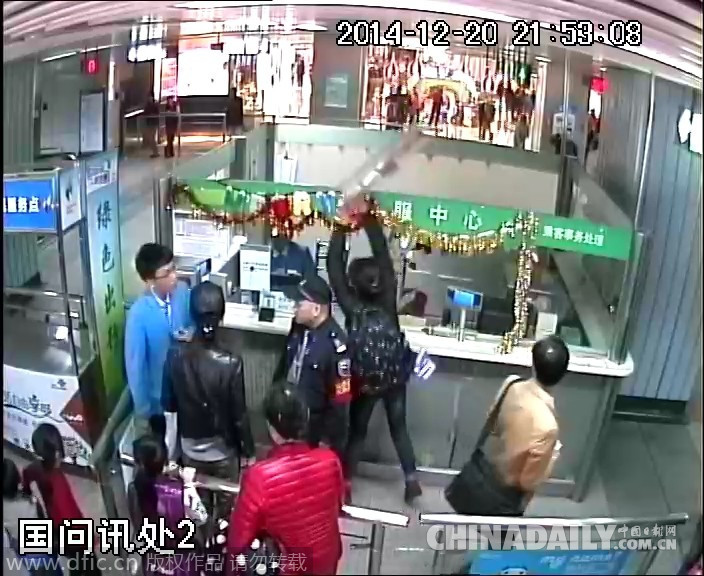 深圳驚現史上最牛地鐵乘客 闖入服務亭掄椅子砸票務員