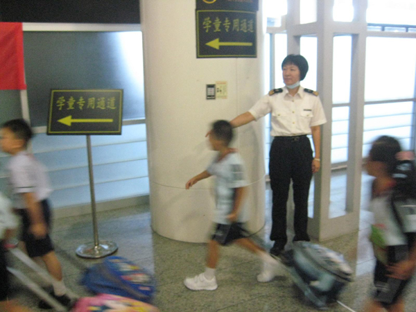 皇崗海關多項措施保障跨境兒童安全