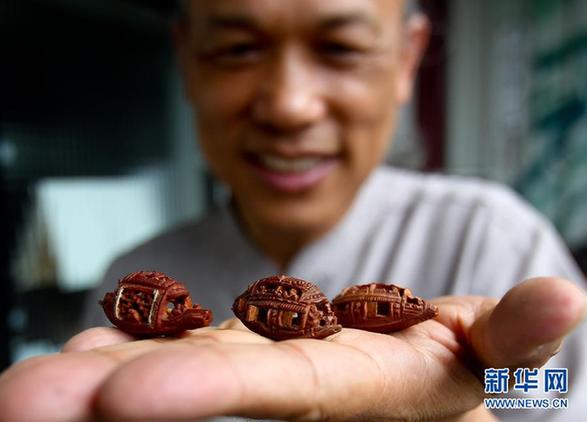 在大米粒上創作 微縮藝術沒有最小只有更小