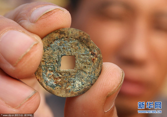 明代夫婦合葬古墓出土 青磚瓦塊現(xiàn)奇特“文字”