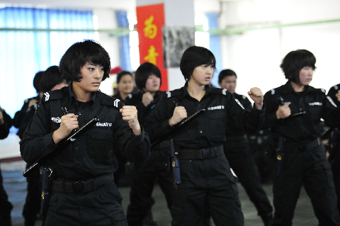 颯爽英姿女特警 鏗鏘玫瑰展風采(圖)